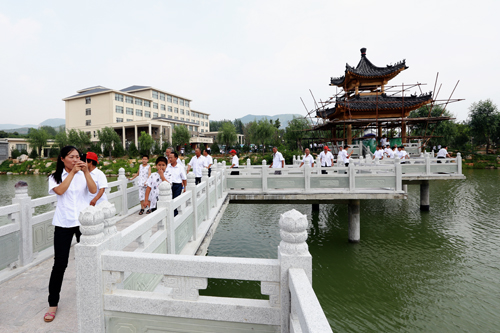 广汇集团组织员工到沂蒙红色影视基地进行爱国主义教育