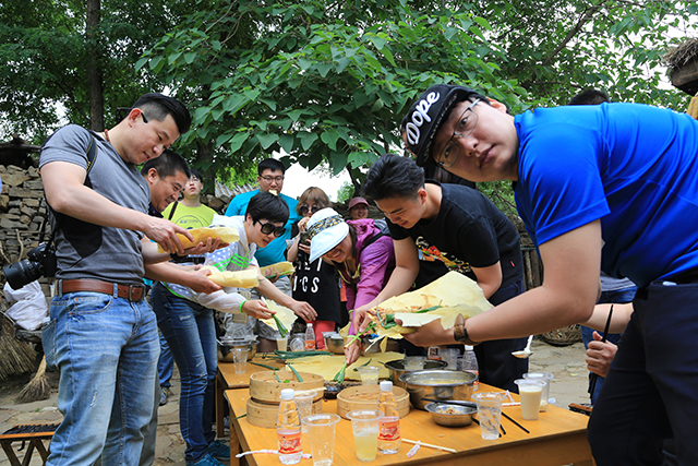 “亲情沂蒙”新媒体采风行走进沂蒙红色影视基地。