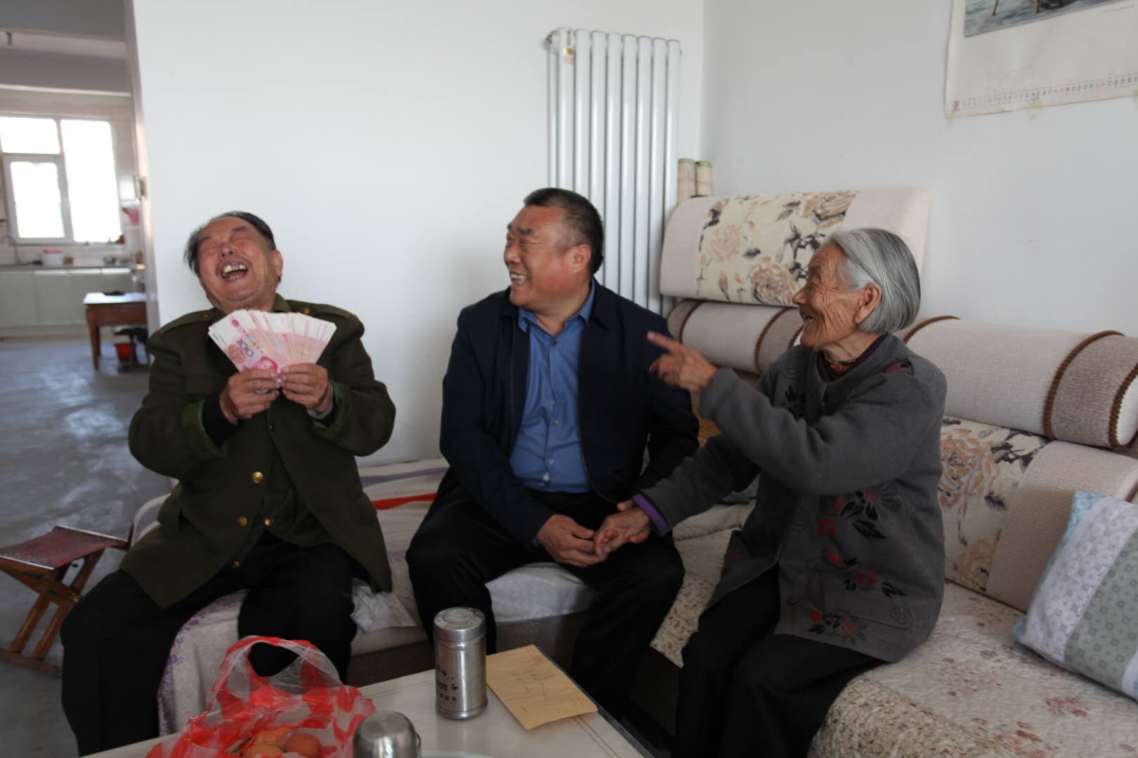 重阳节，南村社区为老年人发放近60万元“大红包”
