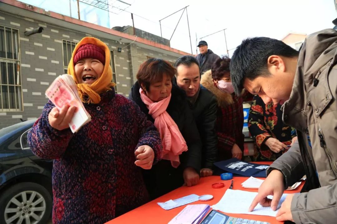 沂南县南村社区向居民发放近六百万元春节大红包
