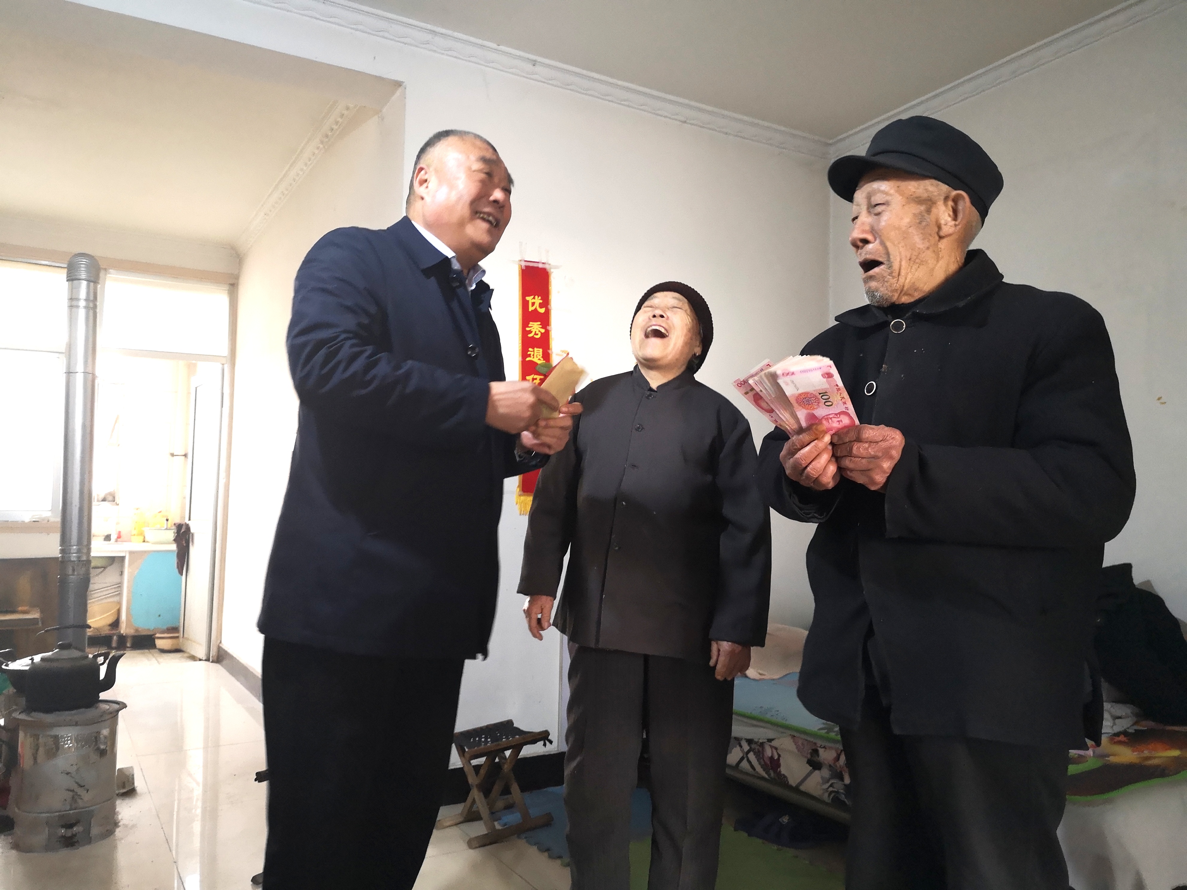 沂南南村社区居民领到600多万春节“红包”